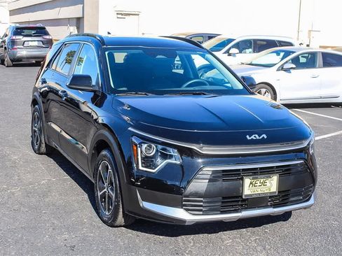 Used 2023 Kia Niro EX image 3