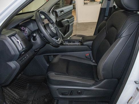 Used 2025 Nissan Pathfinder SL w/ SL Premium Package FWD image 8