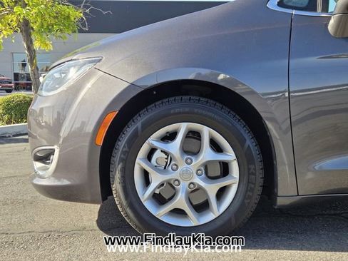 Used 2019 Chrysler Pacifica Touring Plus w/ Tire & Wheel Group FWD image 10