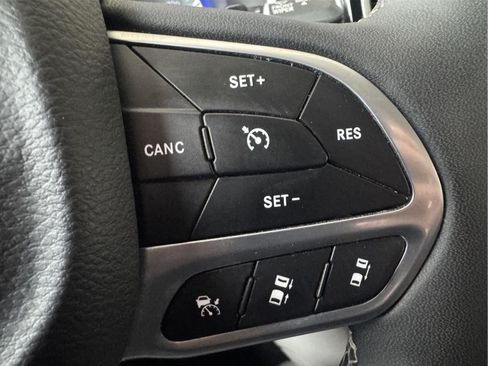 Used 2024 Chrysler Pacifica Touring-L FWD image 14