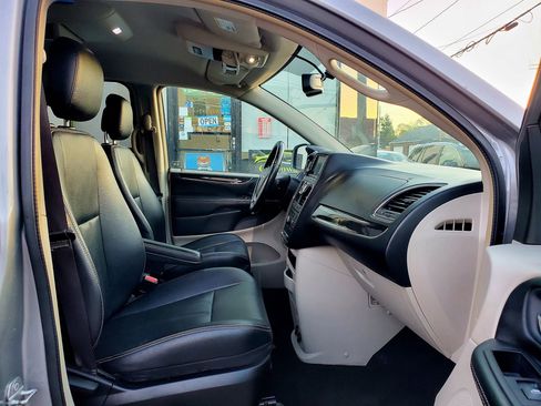 Used 2015 Chrysler Town & Country Touring FWD image 16