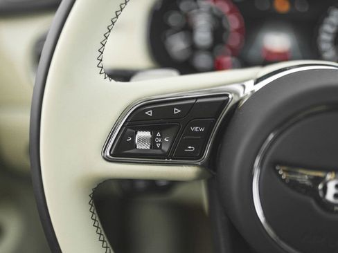 Used 2025 Bentley Bentayga Extended Wheelbase image 47