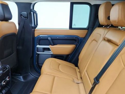 Used 2024 Land Rover Defender 110 SE image 31