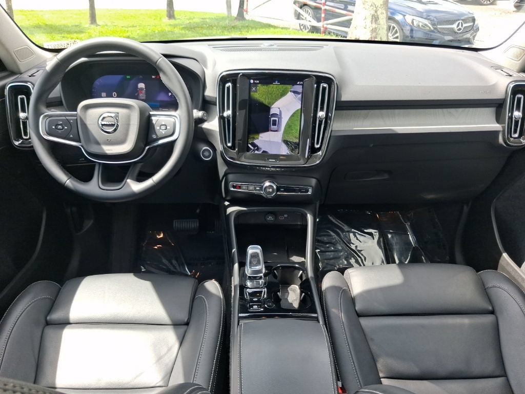 Certified 2025 Volvo XC40 B5 Ultra w/ Protection Package AWD/4WD image 9
