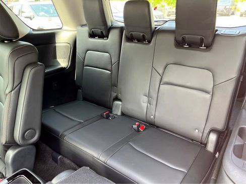 Used 2024 Nissan Pathfinder SL AWD/4WD image 18