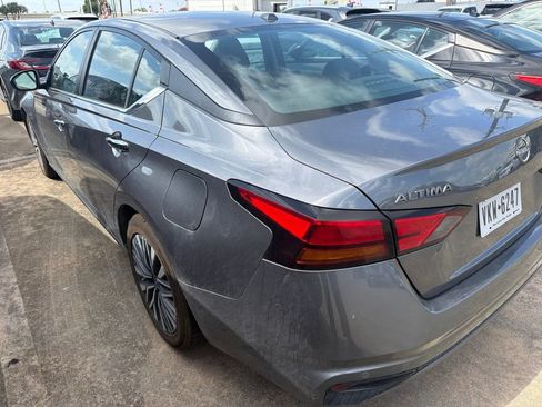 Used 2025 Nissan Altima 2.5 SV FWD image 4