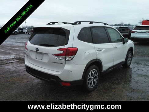 Used 2023 Subaru Forester Premium image 2