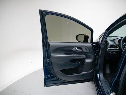 Used 2025 Chrysler Pacifica Select FWD image 22