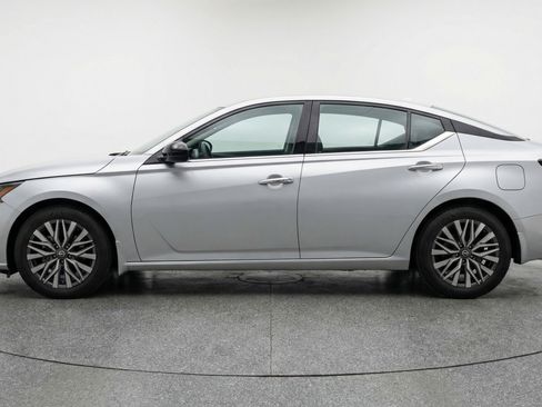 Used 2025 Nissan Altima 2.5 SV FWD image 5