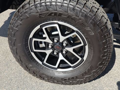 Used 2025 Jeep Gladiator Rubicon w/ Convenience Group AWD/4WD image 11