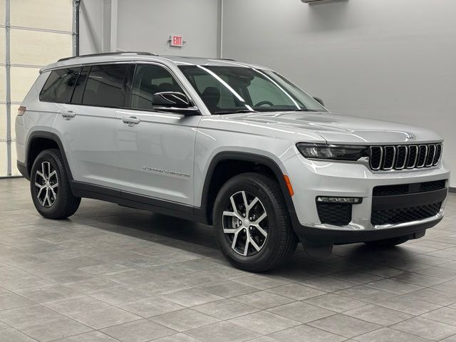 Used 2024 Jeep Grand Cherokee L Limited AWD/4WD image 1