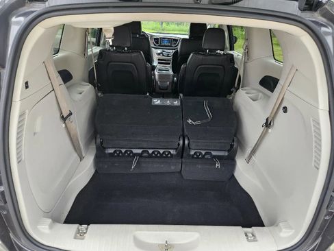 Used 2019 Chrysler Pacifica Touring-L FWD image 18