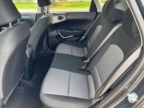 Used 2025 Kia Soul LX w/ LX Technology Package FWD image 24