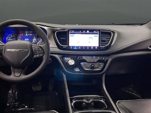 Used 2023 Chrysler Pacifica Limited w/ Uconnect Theater Family Group FWD image 11