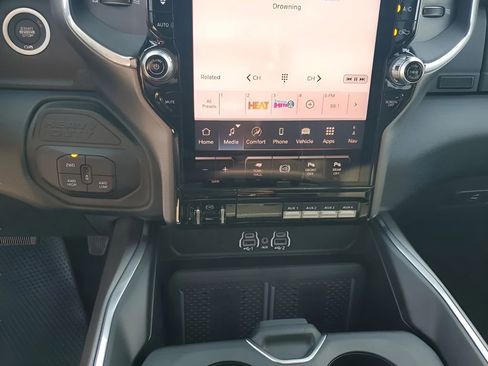 New 2025 RAM 2500 Laramie AWD/4WD image 37