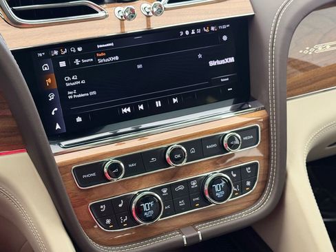 Used 2025 Bentley Bentayga image 22