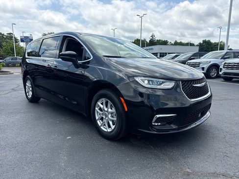 Used 2023 Chrysler Pacifica Touring-L FWD image 4