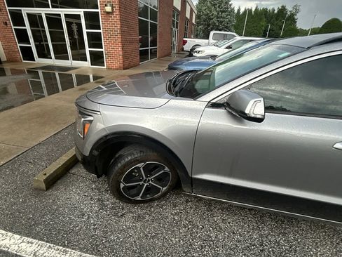 Used 2023 Kia Niro FWD image 7