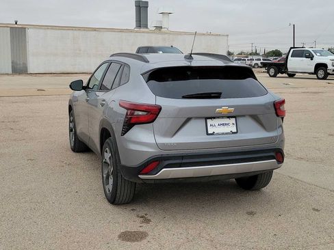 Used 2025 Chevrolet Trax LT FWD image 6
