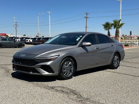 Used 2024 Hyundai Elantra SEL FWD image 3