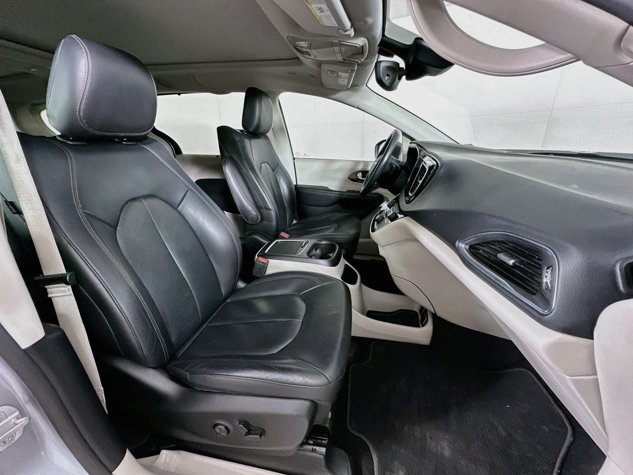 Used 2019 Chrysler Pacifica Touring-L Plus w/ Advanced Safetytec Group FWD image 34