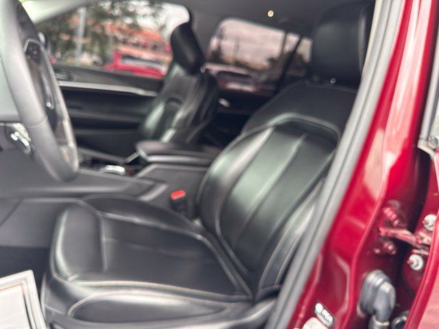 Used 2023 Jeep Grand Cherokee Limited w/ Black Appearance Package AWD/4WD image 3