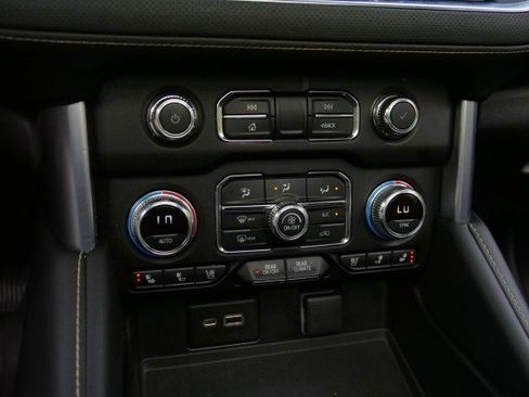 Used 2022 GMC Yukon SLT w/ SLT Premium Package image 11