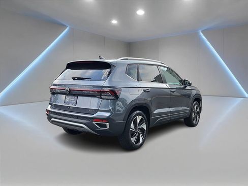 Certified 2025 Volkswagen Taos SE w/ Panoramic Sunroof Package AWD/4WD image 5