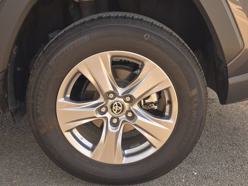 Used 2024 Toyota RAV4 XLE FWD image 22