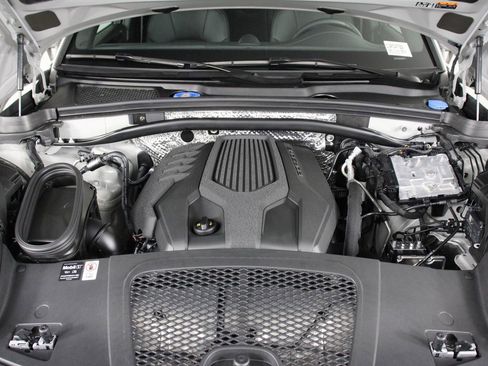 Certified 2025 Porsche Macan AWD/4WD image 26