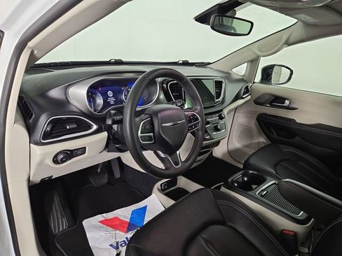 Used 2024 Chrysler Pacifica Touring-L FWD image 14