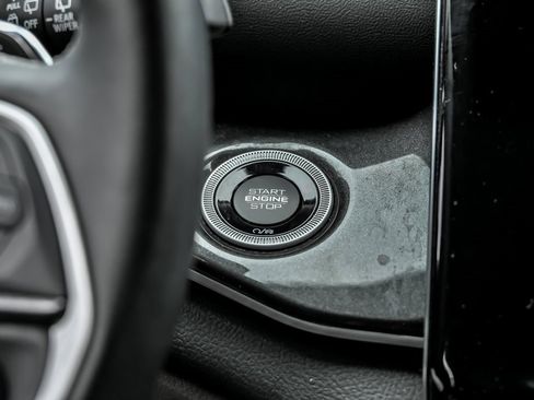 Used 2022 Jeep Grand Cherokee Laredo w/ Luxury Tech Group I image 21