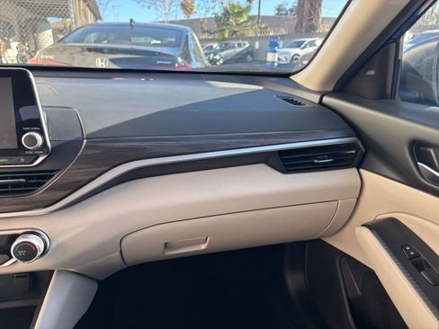 Used 2025 Nissan Altima 2.5 SV image 35