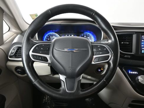 Used 2019 Chrysler Pacifica Touring-L FWD image 37