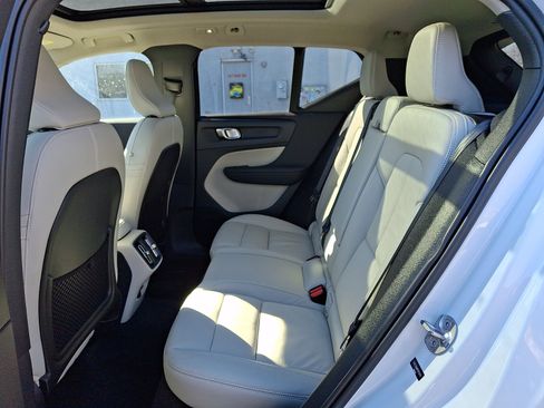 Used 2023 Volvo XC40 B5 Plus image 10