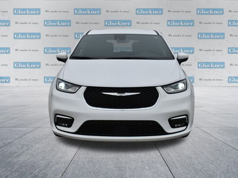 Used 2023 Chrysler Pacifica Touring FWD image 2