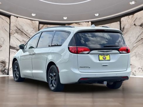 Used 2020 Chrysler Pacifica Touring-L w/ S Appearance Package FWD image 8