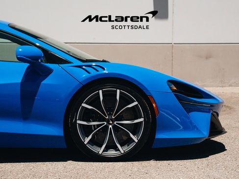 Used 2023 McLaren Artura RWD image 23