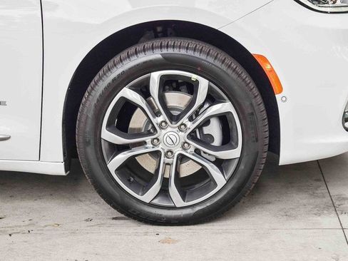 New 2026 Chrysler Pacifica Pinnacle w/ Trailer Tow Group AWD/4WD image 10