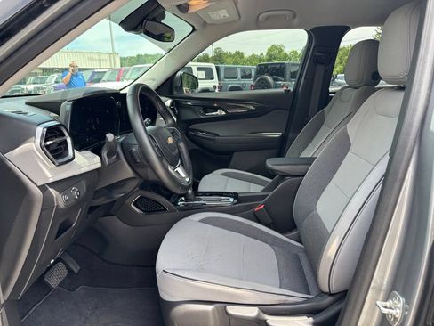 Used 2024 Chevrolet TrailBlazer LT w/ LT Cold Weather Package FWD image 4