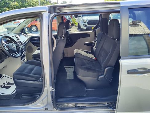 Used 2019 Dodge Grand Caravan SE FWD image 13