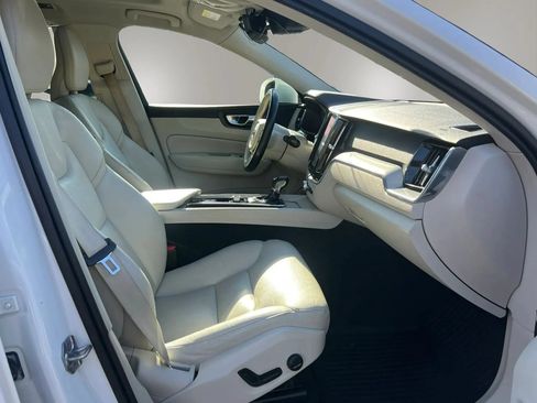 Used 2019 Volvo XC60 T5 Momentum w/ Premium Package AWD/4WD image 32