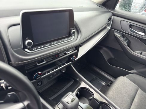 Used 2024 Nissan Rogue SV image 11