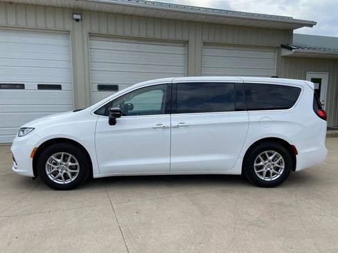 Used 2024 Chrysler Pacifica Touring-L FWD image 4