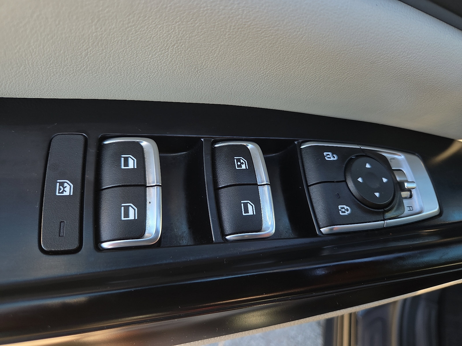 Used 2023 Kia Carnival LX FWD image 15