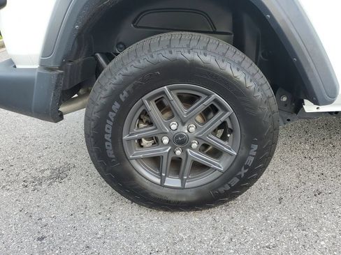 Used 2025 Jeep Wrangler Sport AWD/4WD image 5