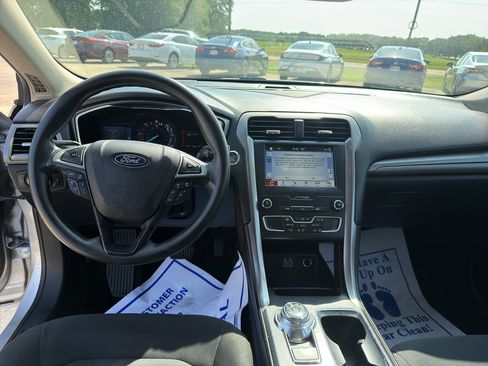 Used 2019 Ford Fusion SE FWD image 9