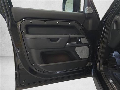 Used 2024 Land Rover Defender 130 X-Dynamic SE AWD/4WD image 27