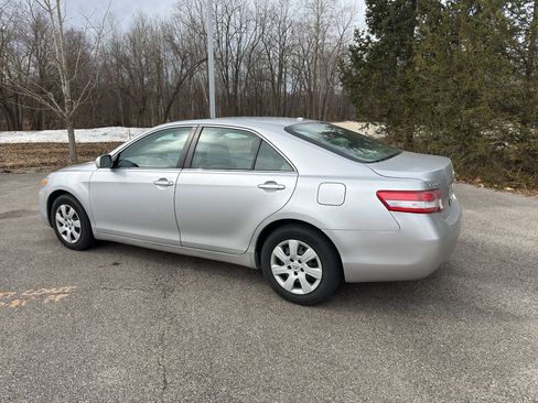 Used 2011 Toyota Camry LE image 4