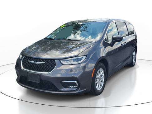 Used 2023 Chrysler Pacifica Touring-L FWD image 3